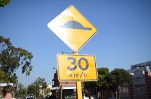 Die ersten gelben Verkehrszeichen